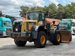 KOMATSU WA 320-7 inkl. Schaufel & Gabel