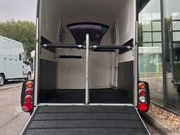 HUMBAUR Maximus Pferdeanhänger Vollpoly,Aluboden 2,7to