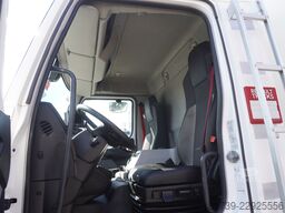 Renault D12 / Lamberet refrigerated truck / lift