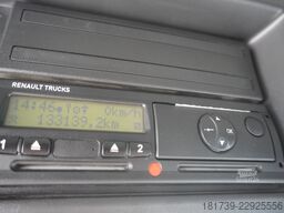 Renault D12 / Lamberet refrigerated truck / lift