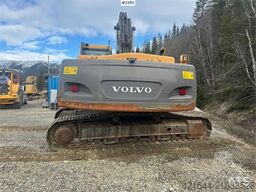 Volvo EC240CL crawler excavator w/ two buckets and power