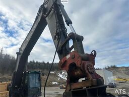 Volvo EC240CL crawler excavator w/ two buckets and power