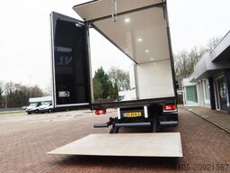 Renault D240 Bak met deuren + Klep 2.000 kg. Automaat. ...