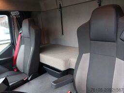 Renault D240 Bak met deuren + Klep 2.000 kg. Automaat. ...