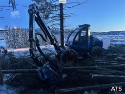 Rottne H8E harvester with harvesting unit and chains.