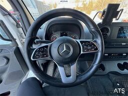 Mercedes-Benz Sprinter 4x2 Box Truck with lift and side door