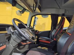 Volvo FH 750 8x4/ 2 lifted axles/ timber truck