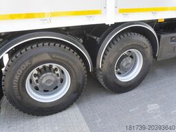 Mercedes-Benz Arocs 2633 flatbed truck / Crane FASSI