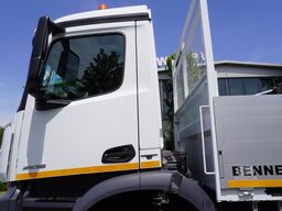 Mercedes-Benz Arocs 2633 flatbed truck / Crane FASSI