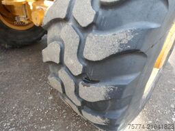 CATERPILLAR 906 M/ Schaufel/Gabel/ 2990 Std.