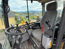 Volvo EW60E Wheeled excavator with tiltrotator and 2 buc