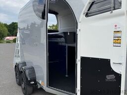 BUECKER TRAILER Careliner L Pferdeanhänger mit Rampe-Tür-System