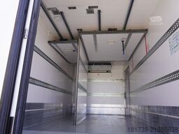 Renault D12 / Lamberet refrigerated truck / lift