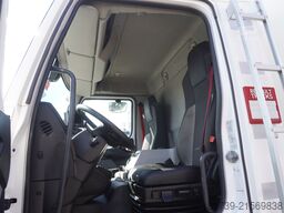 Renault D12 / Lamberet refrigerated truck / lift