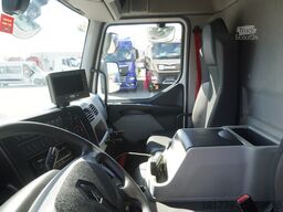 Renault D12 / Lamberet refrigerated truck / lift