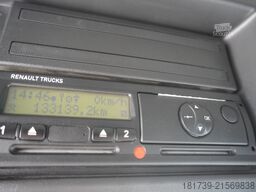 Renault D12 / Lamberet refrigerated truck / lift