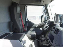 Renault D12 / Lamberet refrigerated truck / lift