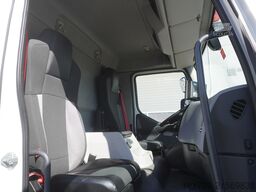 Renault D12 / Lamberet refrigerated truck / lift