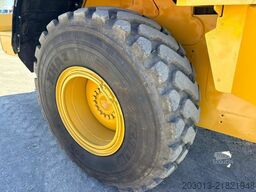 CATERPILLAR 930M Radlader mit Schaufel 2.090 BTH