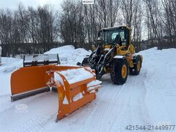 Volvo L70H wheel loader w/ spreader bucket, gravel bucke