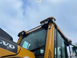 Volvo L70H wheel loader w/ spreader bucket, gravel bucke