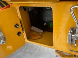 Volvo L70H wheel loader w/ spreader bucket, gravel bucke