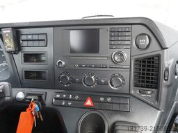 Mercedes-Benz Arocs 2633 flatbed truck / Crane FASSI