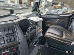 Volvo FH16 700 Tandem Box Truck with Lift and Onspot