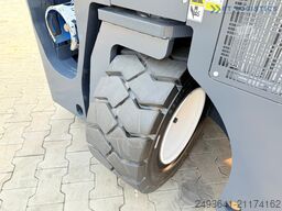 Combilift C4000CB TRIPLEX 5200MM FREE-LIFT TOP 1