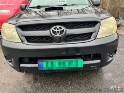 Toyota Hilux 4x4 van – 2 sets of tires!