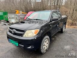 Toyota Hilux 4x4 van – 2 sets of tires!