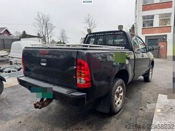 Toyota Hilux 4x4 van – 2 sets of tires!