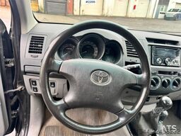 Toyota Hilux 4x4 van – 2 sets of tires!