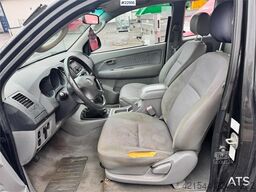 Toyota Hilux 4x4 van – 2 sets of tires!