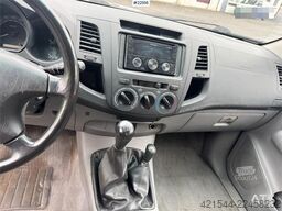 Toyota Hilux 4x4 van – 2 sets of tires!