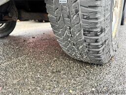 Toyota Hilux 4x4 van – 2 sets of tires!