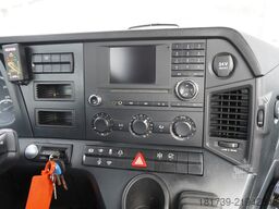 Mercedes-Benz Arocs 2633 flatbed truck / Crane FASSI