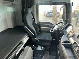MAN TGX 26400 Roelofsen 12 Pferde