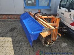 Multicar M30 4x4 Winterdienst Streuer- Schild/ Bürste