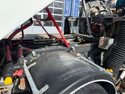 MERCEDES-BENZ AXOR 1829 Kehrmaschine BUCHER