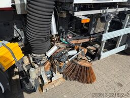 MERCEDES-BENZ AXOR 1829 Kehrmaschine BUCHER