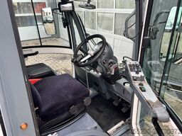 boschung P4T Werktuigdrager Stratenreinigingmachine Hog...