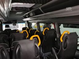 MERCEDES-BENZ 519  Allrad 4 x 4 Lagerfahrzeug Stock 20 Sitzer