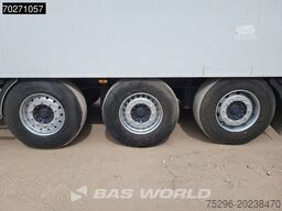 Carnehl CSS/AL 3 axles 92m3 Lift Axle Door in headboard