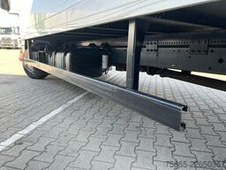 DAF LF 230 FA / 12 Ton / 246 dkm / Navi / Box / Laa...