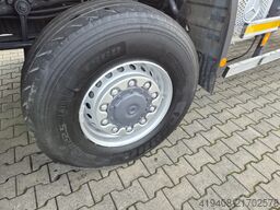 Mercedes-Benz Axor 1833 / 4X4 / SERVICED! / HOOK HYVALIFT