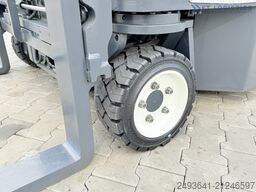 Combilift C3000CB GAS TRIPLEX 4900 POSITIONER TOP1