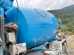 MERCEDES-BENZ Arocs 3240 8X4 BB 9m³ Liebherr unfall