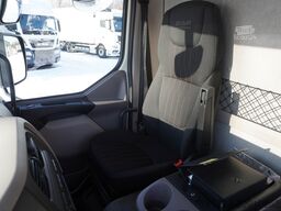 DAF LF 12.210 18-pallet container with tail