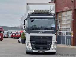 Volvo FH 13.540 Globetrotter 6x2 - Closed box with si...